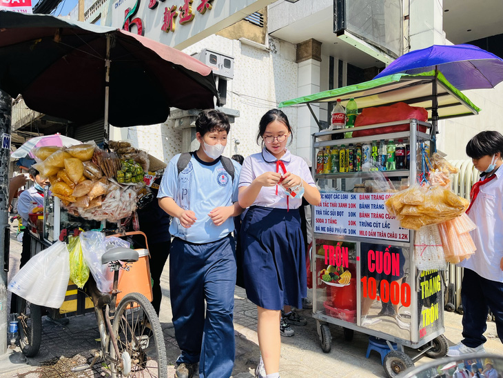 Ba nhà chống lại hàng rong - Ảnh 1.