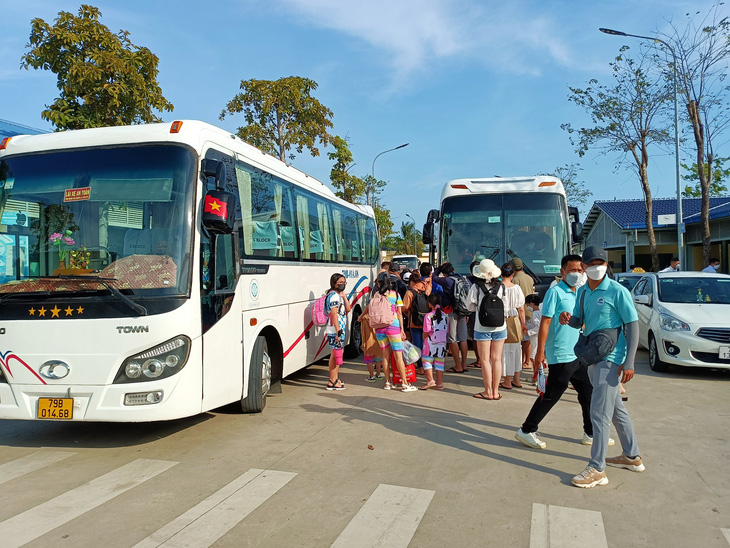 Cho xe du lịch trên 29 chỗ được vào trung tâm thành phố Nha Trang giờ cao điểm - Ảnh 1.