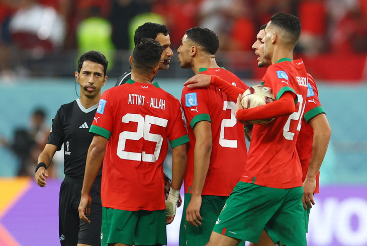 Cầu thủ Morocco nổi giận bỏ đi khi Croatia đang nhận huy chương - Ảnh 1.