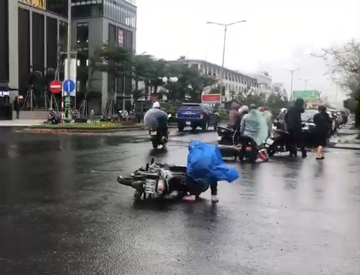 Gió lớn quật ngã hàng loạt người, xe máy đang chạy trên đường phố Tuy Hòa - Ảnh 1.