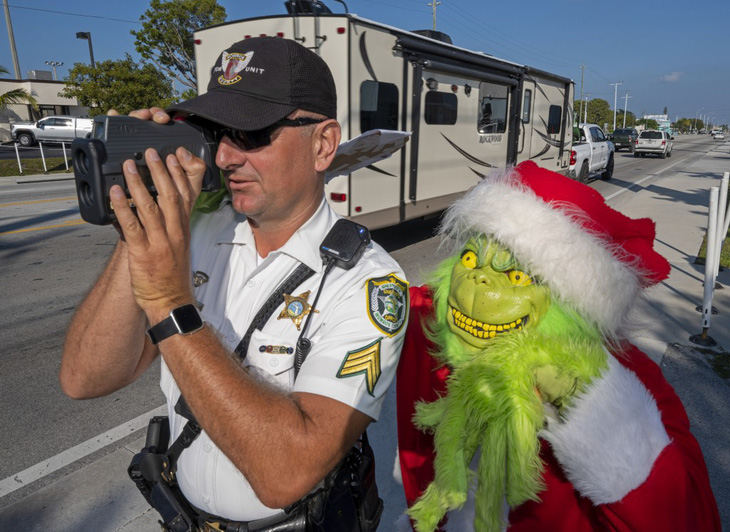 Cảnh sát hóa trang thành kẻ cắp Giáng sinh phạt xe tranh giải... lư hương vàng - Ảnh 1.