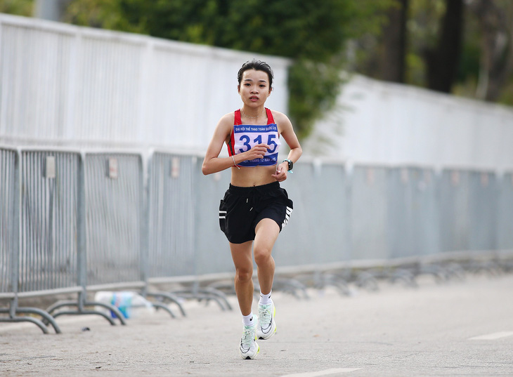 Lê Thị Tuyết sẽ cạnh tranh khốc liệt với Hoàng Thị Ngọc Hoa trên đường đua 42km nữ - Ảnh: HOÀNG TÙNG