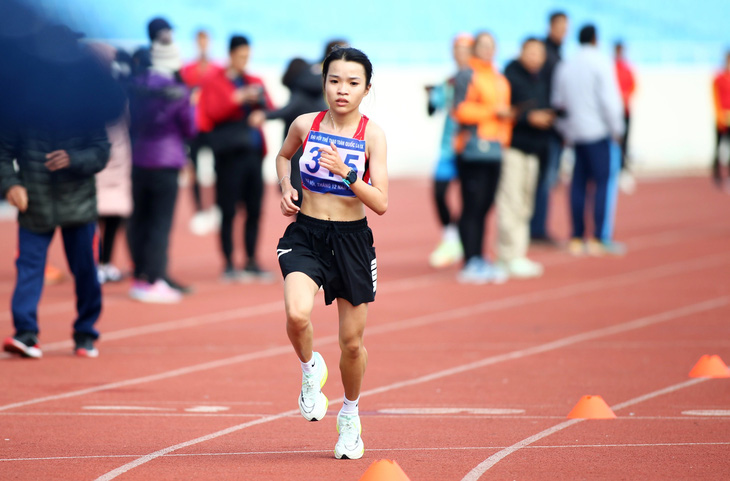 Tại Đại hội thể thao toàn quốc 2022, Lê Thị Tuyết giành huy chương đồng 10.000m và huy chương vàng marathon, phá kỷ lục đại hội - Ảnh: HOÀNG TÙNG
