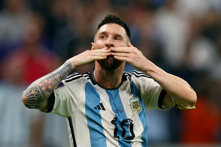 6 chiếc áo đấu của Messi tại World Cup 2022 sẽ được bán đấu giá - Ảnh: REUTERS