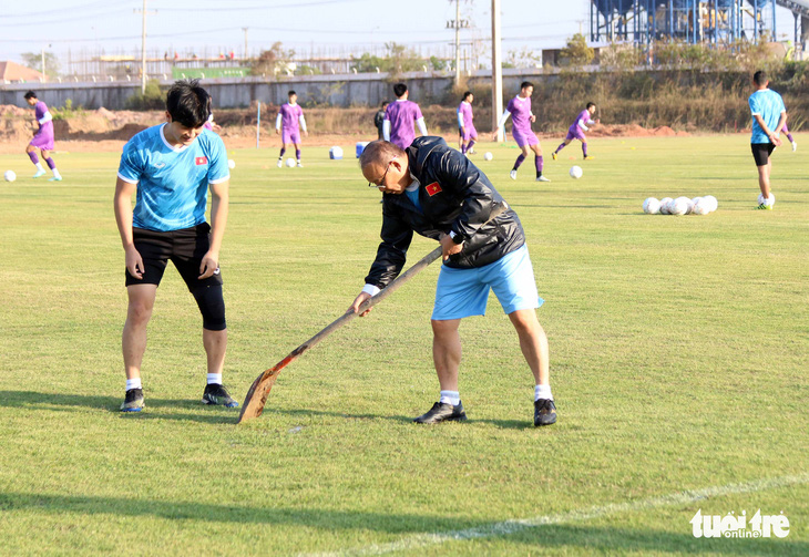 Tập buổi quan trọng, ông Park và trợ lý dùng xẻng hất nước tuột cả cán - Ảnh 3.