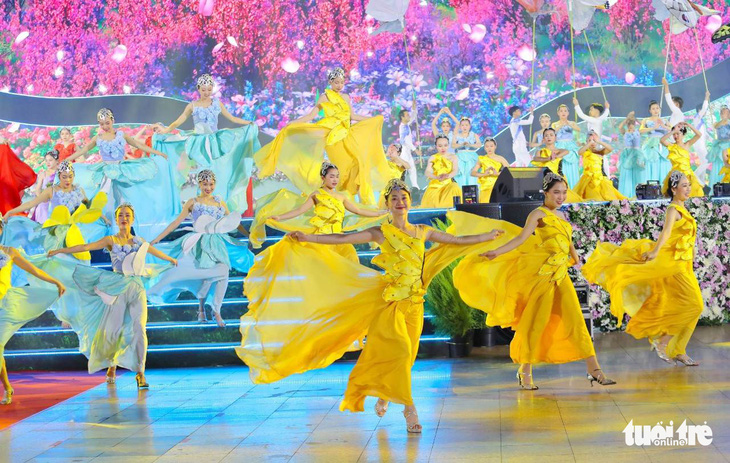 Khai mạc Festival hoa Đà Lạt, 400 nghệ sĩ quy tụ, 500.000 chậu hoa quanh hồ Xuân Hương - Ảnh 8.