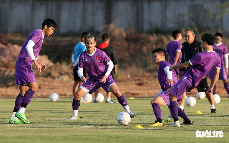 Đoạt được bóng khi chơi đá ma, Quang Hải ăn mừng như ghi bàn thắng - Ảnh 2.