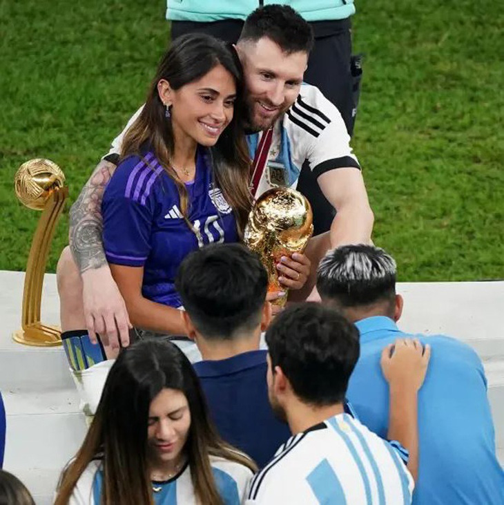 Messi phục vụ vợ sống ảo, được thưởng nóng ngay buổi lễ trao giải - Ảnh 5.