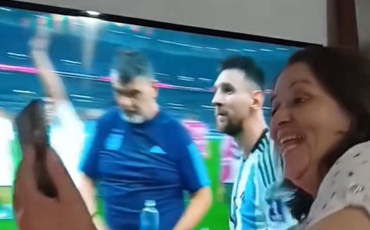 Người phụ nữ sung sướng khi Messi trong tivi quay mặt chụp hình với mình