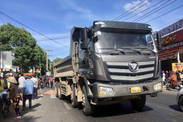 Đạp xe chở em gái đến trường, bé trai 10 tuổi chết thảm dưới bánh xe ben - Ảnh 1.