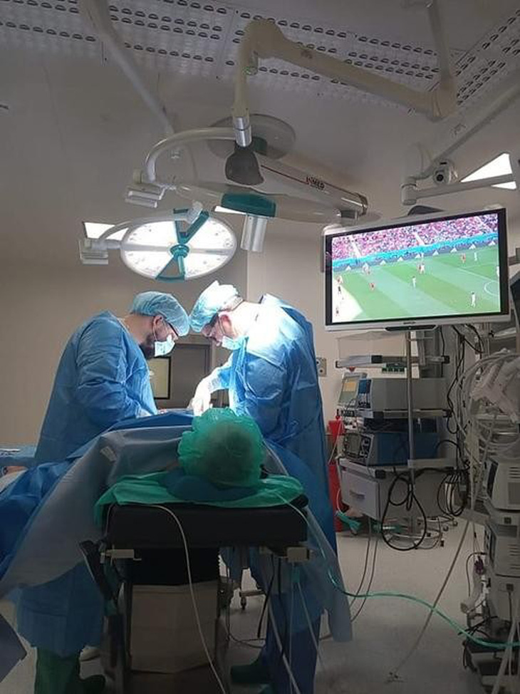 Bệnh nhân đòi xem World Cup dù đang được phẫu thuật - Ảnh 1.
