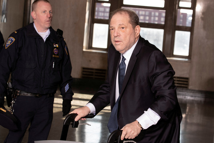 Đang ngồi tù, ông trùm Hollywood Harvey Weinstein tiếp tục bị kết tội hiếp dâm - Ảnh 1.