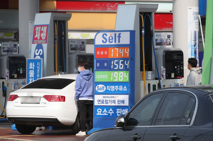 Hàn Quốc có kế hoạch gia hạn giảm thuế nhiên liệu - Ảnh 1.