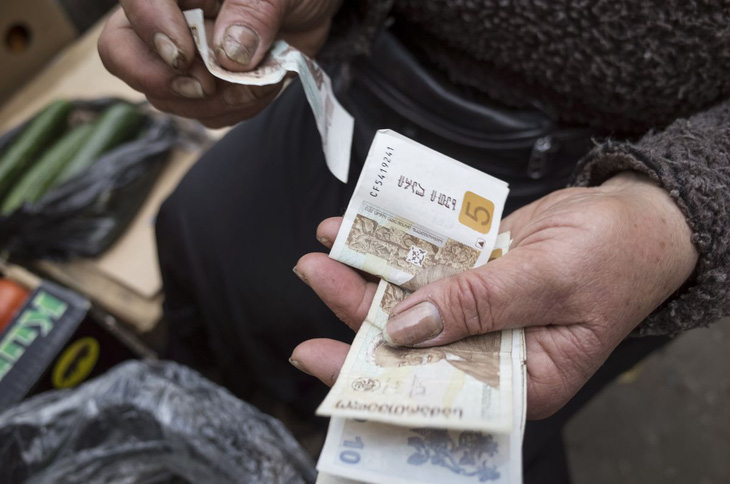 Tiền của các nước láng giềng Nga bỗng có giá nhờ xung đột Ukraine - Ảnh 1.