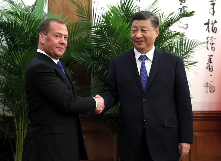 Ông Medvedev bất ngờ thăm Bắc Kinh, bàn về Ukraine - Ảnh 1.