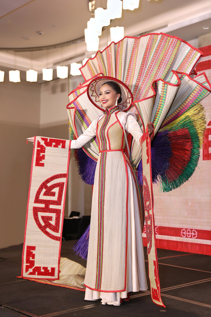 Trang phục chiếu Cà Mau của Hoa hậu Ngọc Châu gây tranh luận - Ảnh 2.