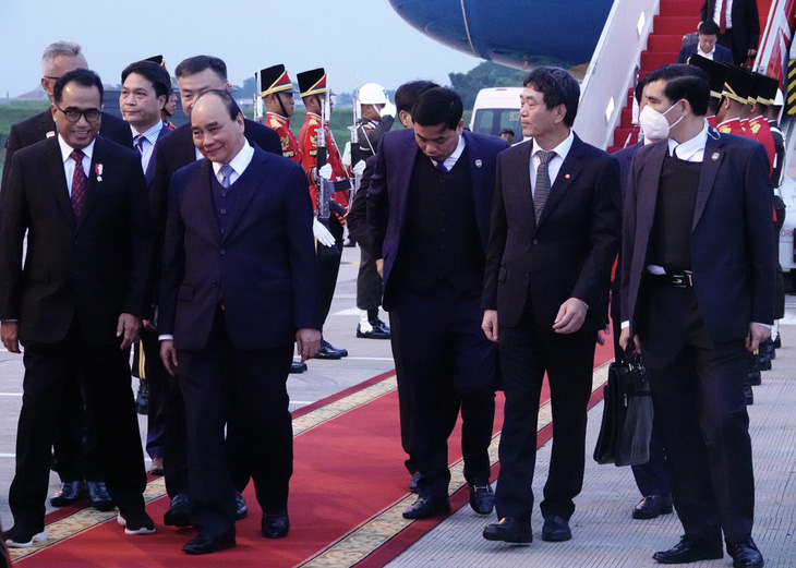 Chủ tịch nước Nguyễn Xuân Phúc đến Jakarta, bắt đầu thăm cấp nhà nước Indonesia - Ảnh 3.