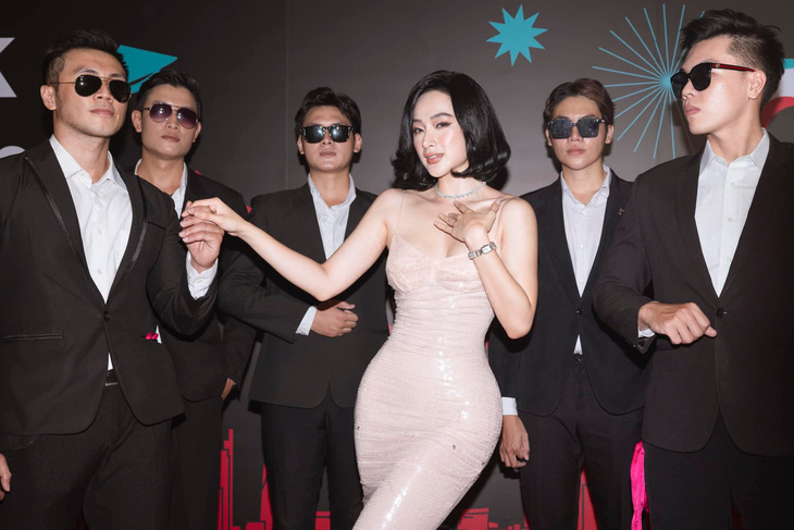 Angela Phương Trinh làm lố thuê 5 vệ sĩ đeo kính đen hộ tống vào sự kiện - Ảnh 2.