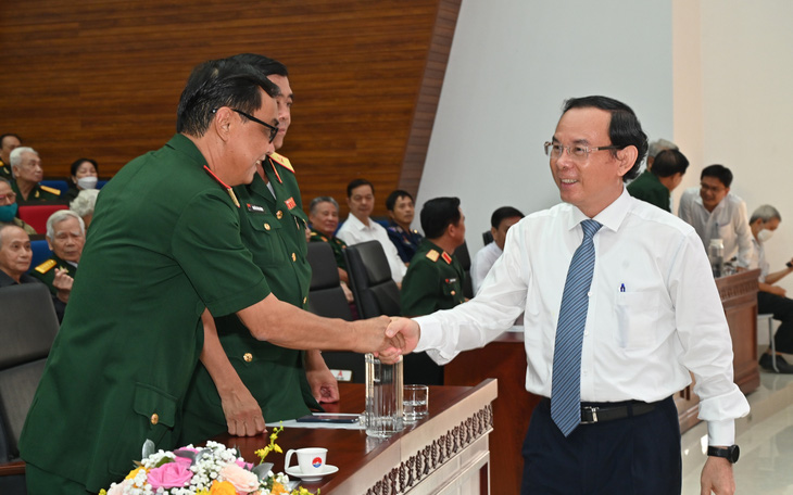 Bí thư Thành ủy Nguyễn Văn Nên gặp gỡ cán bộ quân đội nghỉ hưu