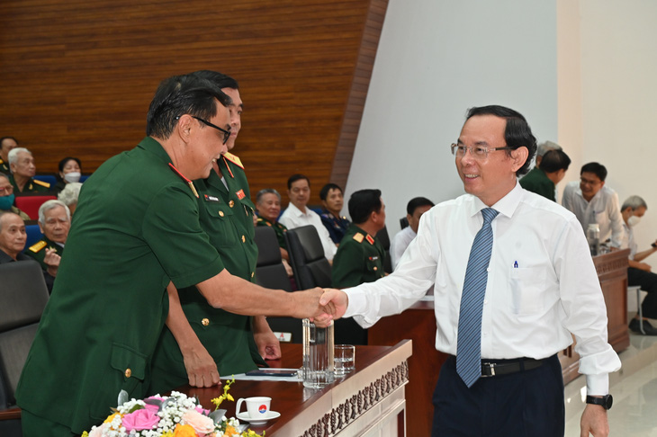Bí thư Thành ủy Nguyễn Văn Nên gặp gỡ cán bộ quân đội nghỉ hưu - Ảnh 1.