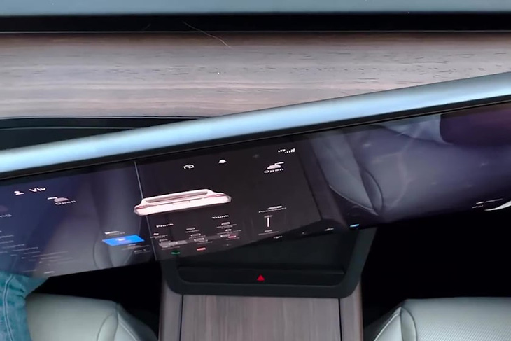 Tesla hé lộ màn hình xoay hướng tùy thích về người lái hoặc ghế phụ - Ảnh 1.