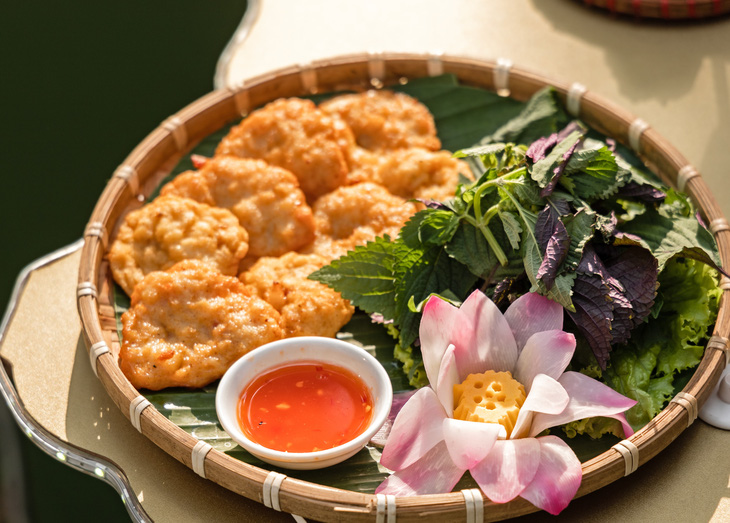 Ẩm thực Việt tiêu biểu 2022 gọi tên cơm hến, chả mực Hạ Long, cơm lam gà nướng - Ảnh 6.