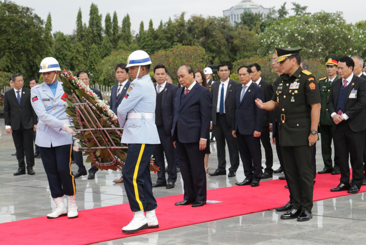 Chủ tịch nước đặt vòng hoa tại Đài tưởng niệm các anh hùng dân tộc Indonesia - Ảnh 1.