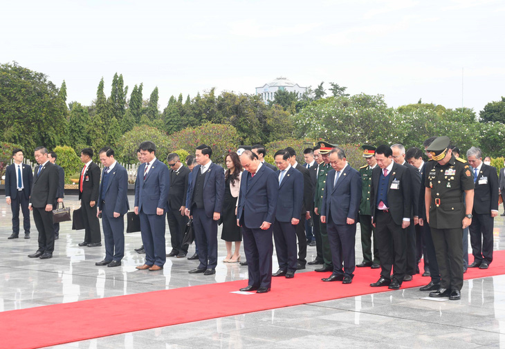 Chủ tịch nước đặt vòng hoa tại Đài tưởng niệm các anh hùng dân tộc Indonesia - Ảnh 2.