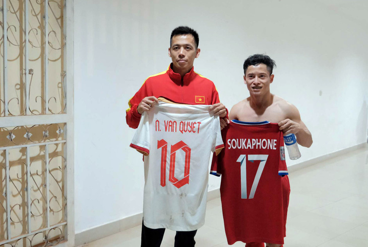 Văn Quyết và Messi Lào đổi áo cho nhau - Ảnh 1.