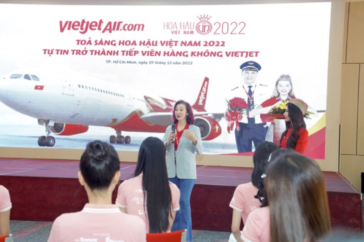 Thí sinh Hoa hậu Việt Nam thử một ngày làm tiếp viên hàng không - Ảnh 5.