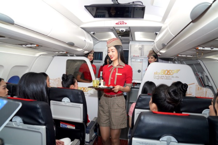 Thí sinh Hoa hậu Việt Nam thử một ngày làm tiếp viên hàng không - Ảnh 3.