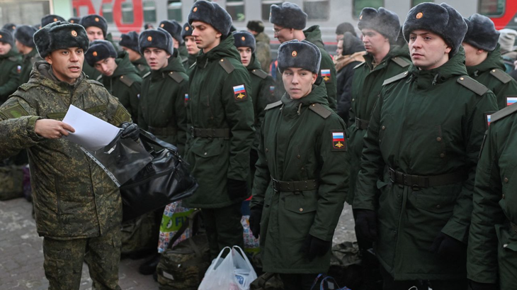 Người dân Nga gây quỹ mua áo ấm cho binh sĩ ra chiến trường ở Ukraine - Ảnh 1.