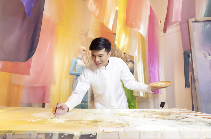 Trung Đinh lan tỏa hội họa trên lụa, quảng bá áo dài qua dự án Lụa hát trên vai - Ảnh 6.