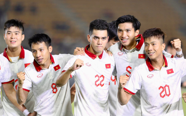 Tuyển Việt Nam giữ vị trí 96 bảng xếp hạng FIFA, trên Thái Lan 15 bậc