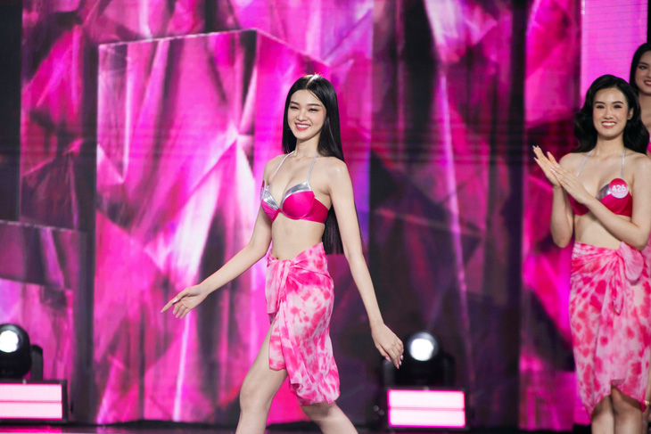 Trượt top 5 Hoa hậu Việt Nam, Bé Quyên cười tươi chào khán giả - Ảnh 1.