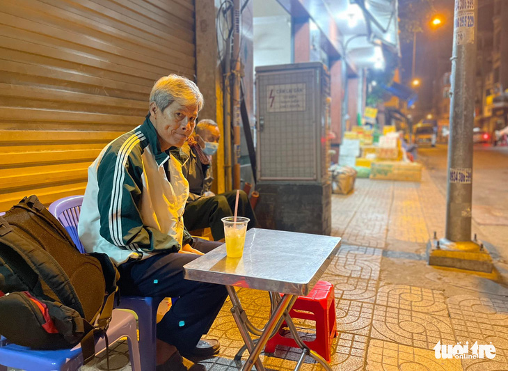 TP.HCM se lạnh ngày Giáng sinh, người dân thích thú mặc đồ ấm - Ảnh 1.