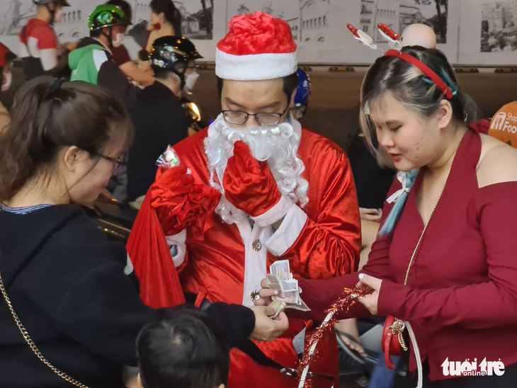 Phố lên đèn, hàng quán Sài Gòn lung linh đêm Giáng sinh - Ảnh 7.