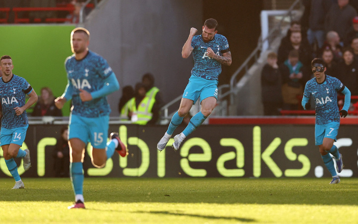 Harry Kane tỏa sáng, Tottenham hòa kịch tính trong ngày trở lại Premier League