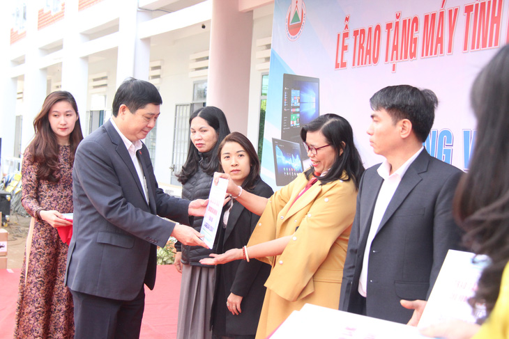 Trao 14.000 máy tính bảng cho học sinh Đắk Lắk - Ảnh 2.