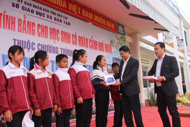 Trao 14.000 máy tính bảng cho học sinh Đắk Lắk - Ảnh 1.