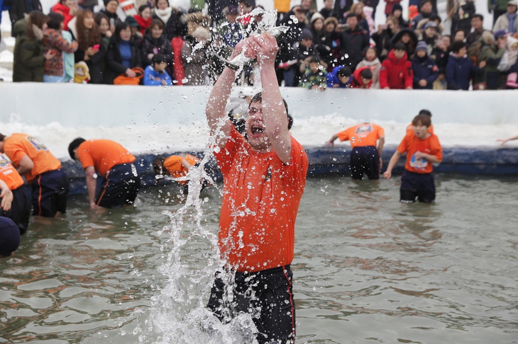 Trời lạnh kỷ lục, lễ hội câu cá trên băng ở Hàn Quốc rục rịch khai mạc - Ảnh 4.