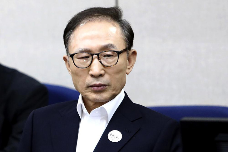 Hàn Quốc ân xá cựu tổng thống Lee Myung Bak - Ảnh 1.