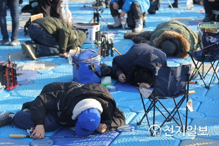 Trời lạnh kỷ lục, lễ hội câu cá trên băng ở Hàn Quốc rục rịch khai mạc - Ảnh 9.