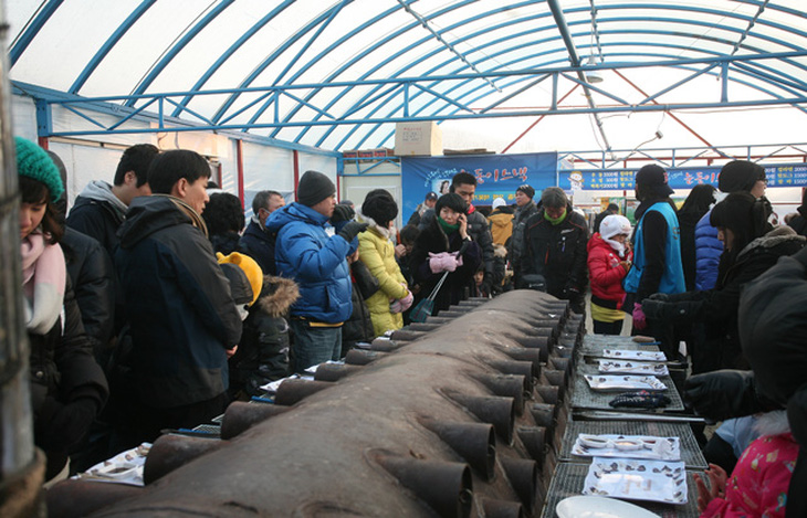 Trời lạnh kỷ lục, lễ hội câu cá trên băng ở Hàn Quốc rục rịch khai mạc - Ảnh 5.