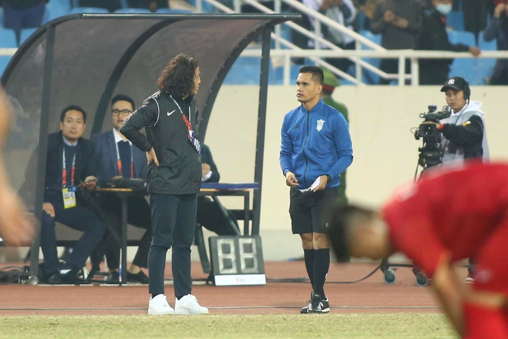 HLV Park Hang Seo ôm đồng hương bên phía tuyển Malaysia sau trận thắng - Ảnh 6.