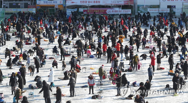 Trời lạnh kỷ lục, lễ hội câu cá trên băng ở Hàn Quốc rục rịch khai mạc - Ảnh 2.
