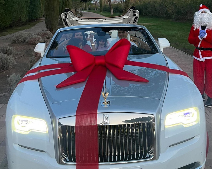 Cristiano Ronaldo được bạn gái tặng Rolls-Royce, bổ sung vào dàn xe hàng chục triệu USD - Ảnh 1.