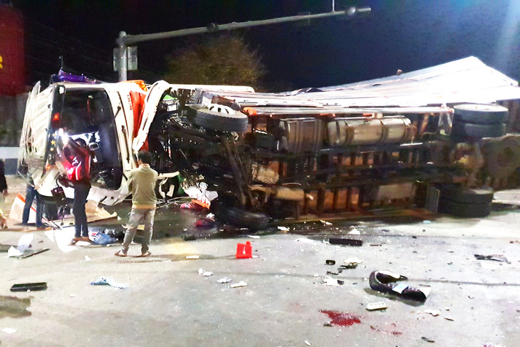 Xe khách tông xe tải trên quốc lộ 14, hàng chục người bị thương - Ảnh 2.