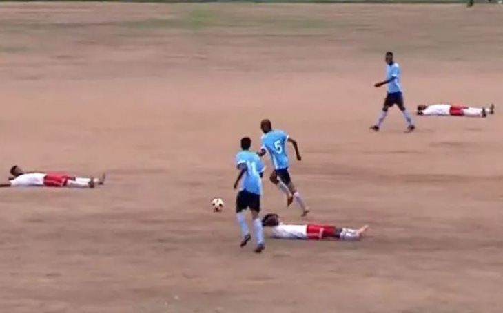 Đang thi đấu, cầu thủ toàn đội bỗng nằm dài ra sân như "xác chết" để đối thủ ghi bàn
