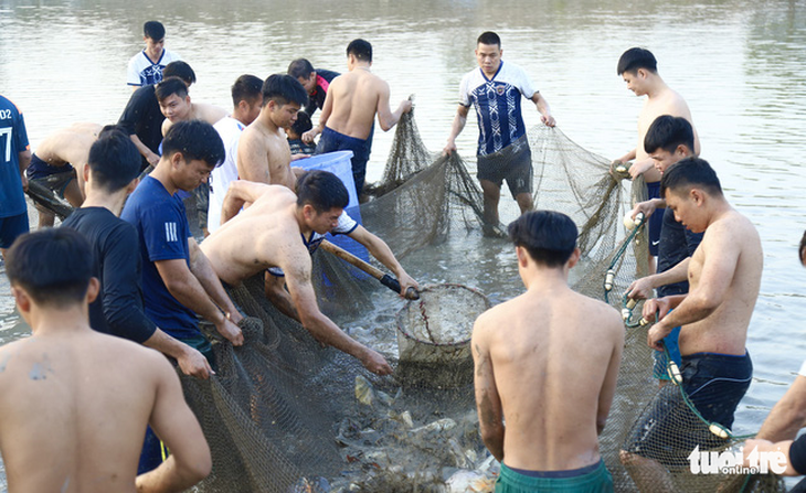 Xem cảnh sát cơ động phòng chống khủng bố luyện tàng hình trên thao trường - Ảnh 13.